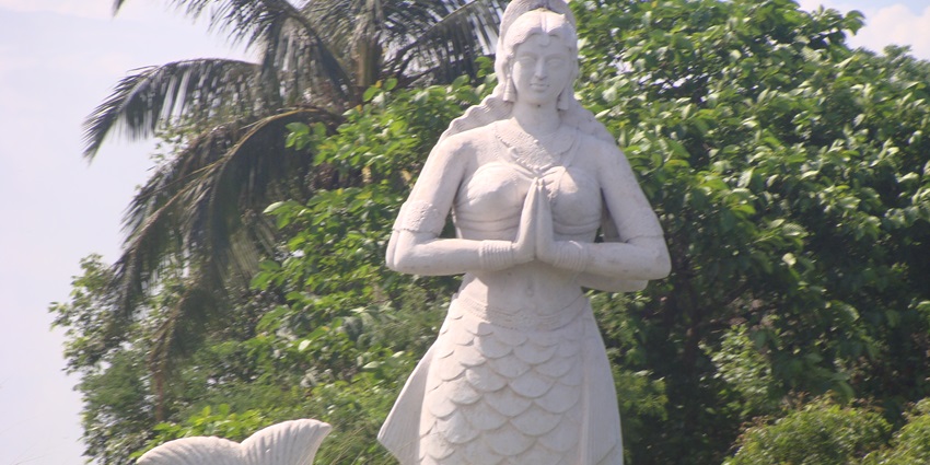 A unique sculpture near Juhu Beach, adding artistic charm to the coastal landscape.