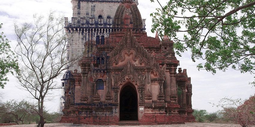 An image of Mettupalayam Arulmigu Subramanya Swamy Temple, one of the popular hill temples at Coimbatore.