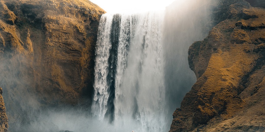 The scenic view of surrounded by rocky cliffs makes it one of the biggest waterfalls in Maharashtra.