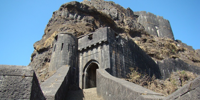 Mohandar Fort, similar to Achala Fort, has an exciting trek adventure.