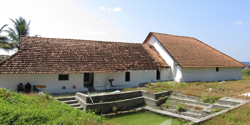 A picture of a mosque built in a different architecture owing to its location on the Lakshadweep Island