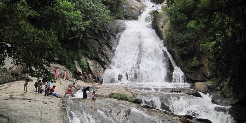 Monkey Falls features picturesque scenery and is perfect for relaxation.