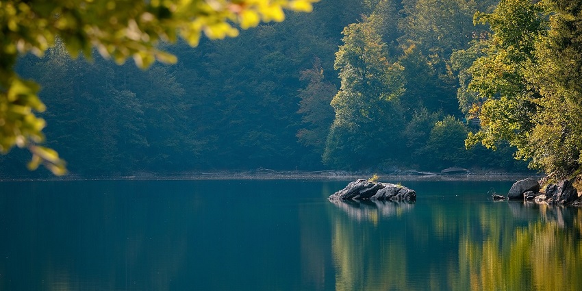 A tranquil view of Mookandapalli Lake, one of the serene places to visit in Hosur for nature lovers.