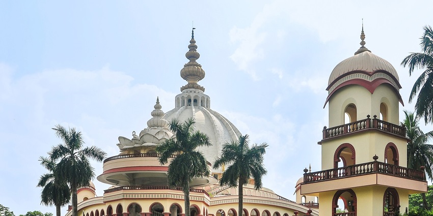 Devotees are entering into the Prakatya Baithakji Mandir from its main gate.