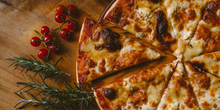An image of pizza, the best food in Kolhapur is topped with sauces and vegetables.