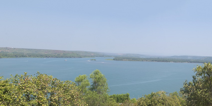 A picture of a beautiful riverfront where the river meets the Arabian Sea