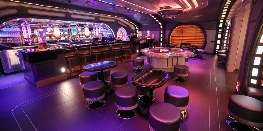 Mosaic Lounge Bar offers cocktails, fine dining, and ambience.