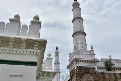 Beautiful mosque in Chennai with intricate architecture, tall minarets, and a peaceful courtyard