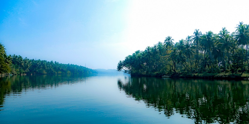 There are many places to visit in Sawantwadi like Moti Talao, the serene lake surrounded by greenery.