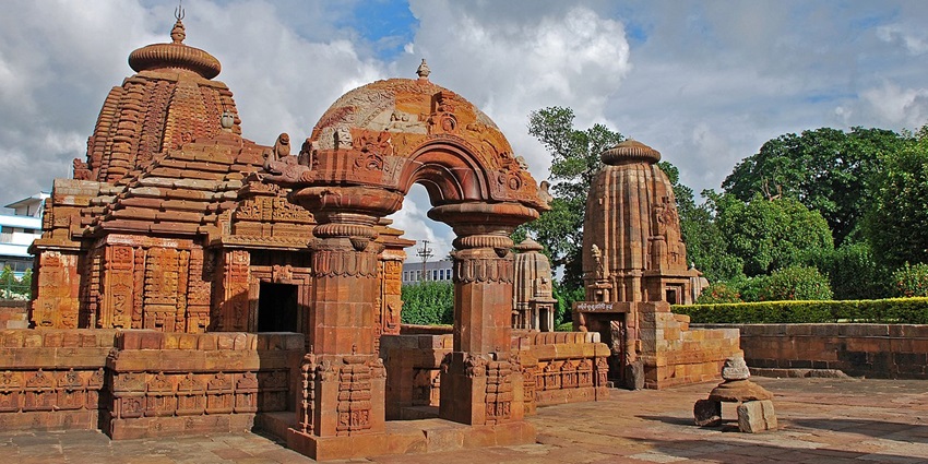 Mukteshwar Temple is one of the religious places to visit near Juhu Beach for pilgrims.