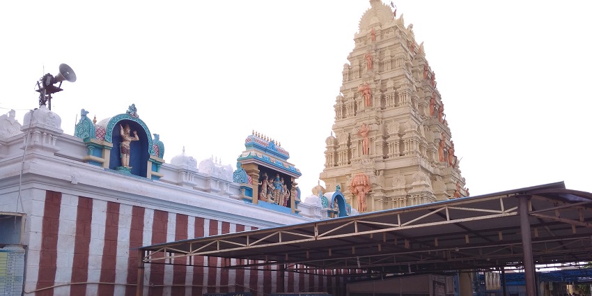 A serene view of Mulbagal Anjaneya Swamy Temple during day time and devotees in line