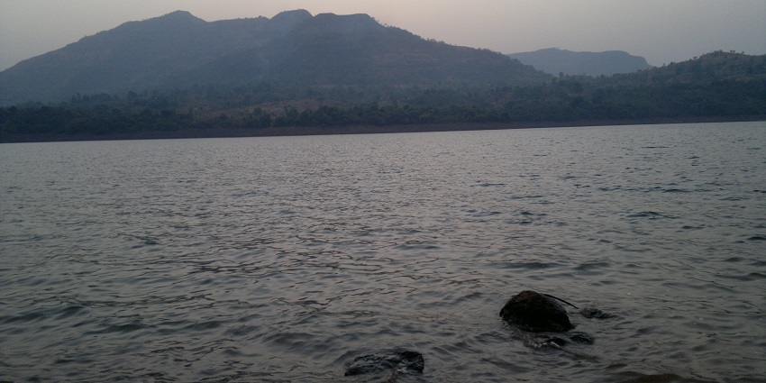 Mulshi Dam is one of the best places to visit in Tamhini Ghat with family and friends.