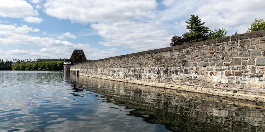 A picture of Mulshi Dam, which is a haven for water sports like kayaking & paddle boarding.