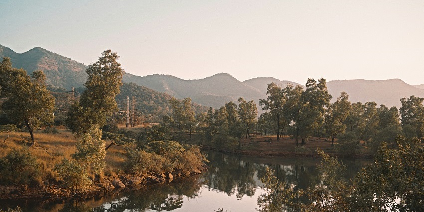 An image of tranquil Mulshi Dam: Romantic getaway with serene waters and greenery.
