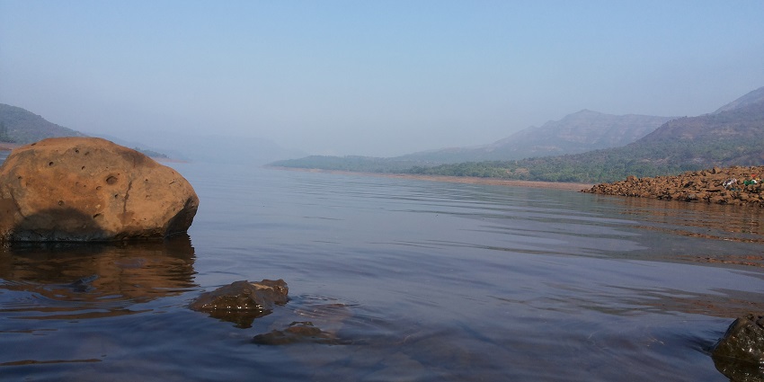 The scenic Mulshi Lake is a serene getaway where you can enjoy a picnic and photography.