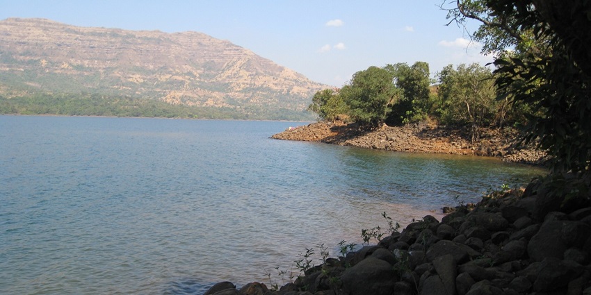A view of the serene Mulshi Lake, one of the peaceful places to visit near Pune in summer for picnics.