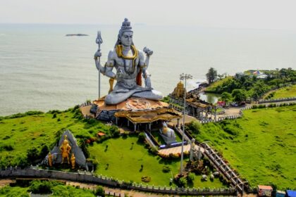 Marvel at the Shiva statue in Murdeshwar, a highlight among things to do in Murdeshwar