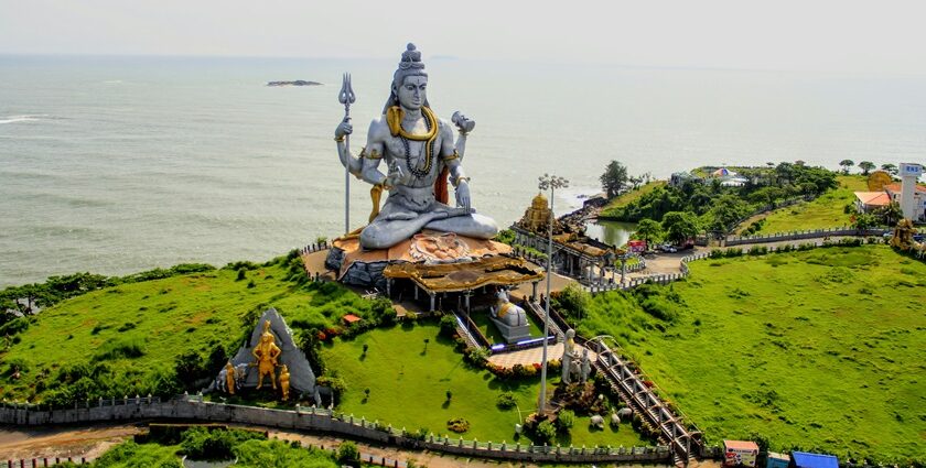 Marvel at the Shiva statue in Murdeshwar, a highlight among things to do in Murdeshwar