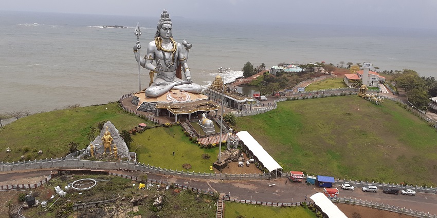 Murdeshwar Temple has a towering Shiva statue with stunning sea views for travellers.