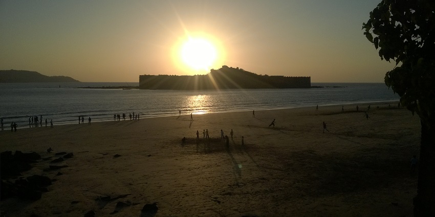 This beach is situated near Dapoli, between Hernai and Karde beaches