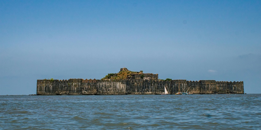 Murud Janjira Fort makes this place one of the popular islands in Maharashtra state.