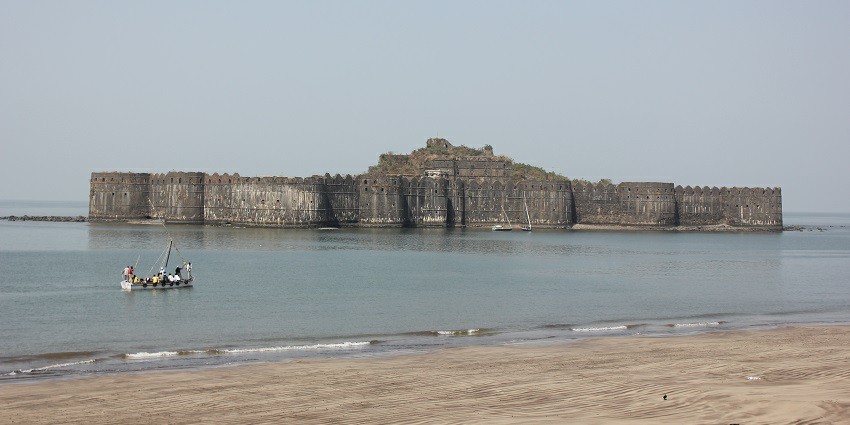 A picture of the historical Janjira Fort surrounded by sea, one of the popular places to see near Mumbai.