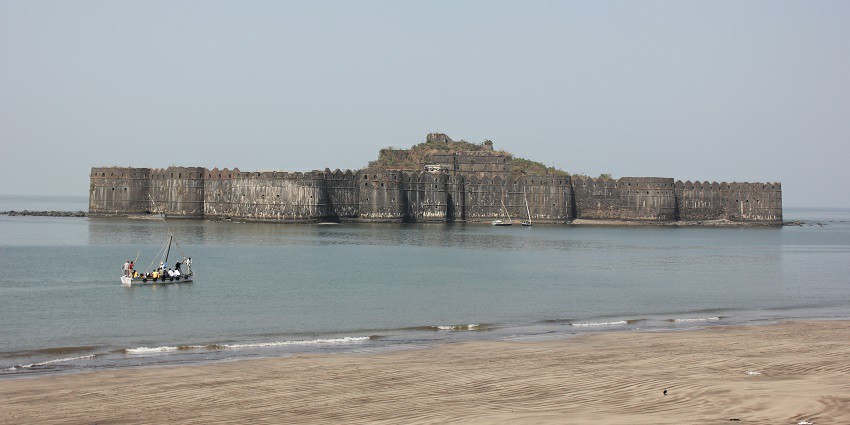 A wide view of the Murud-Janjira Fort - one of the places near Mumbai for weekend.