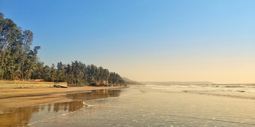 Murud Janjira Fort, one of the famous spots in Maharashtra, is surrounded by the sea.