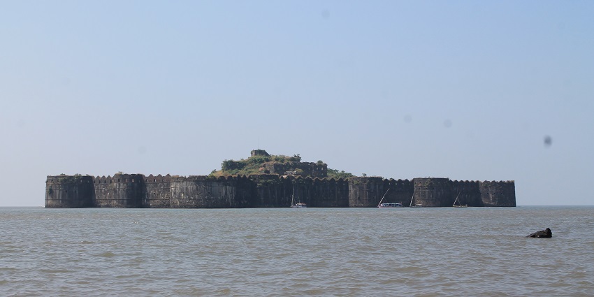 A mesmersing iew of Murud Janjira, a famous beach in Konkan, featuring a historic fort.