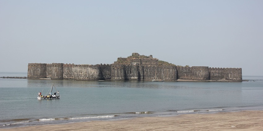 Murud-Janjira Fort: beautiful views of the coast, historical remains, and an island fortress