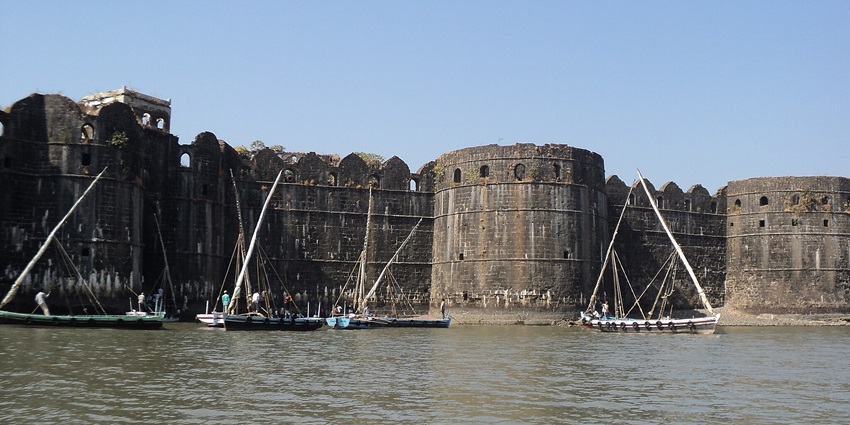 Murud Janjira Fort overlooking the sea, a famous place near Abchand Caves.