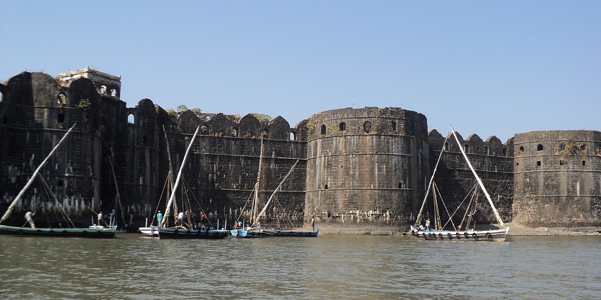 Murud-Janjira Fort, is among the famous tourist places in Raigad with stunning views.