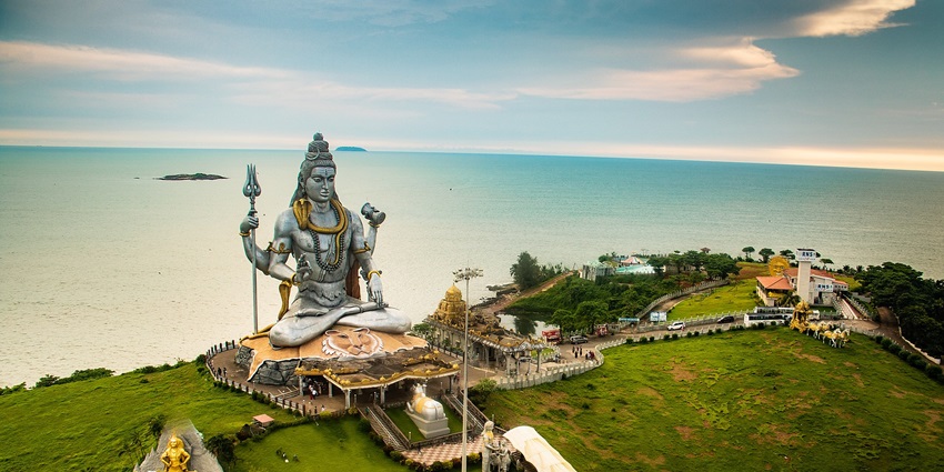 Murudeshwar, the stunning coastal destination known for temples and beaches.