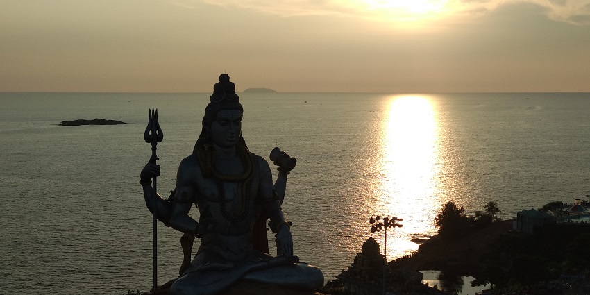 The towering Shiva statue stands sentinel by the sea at Murudeshwar.