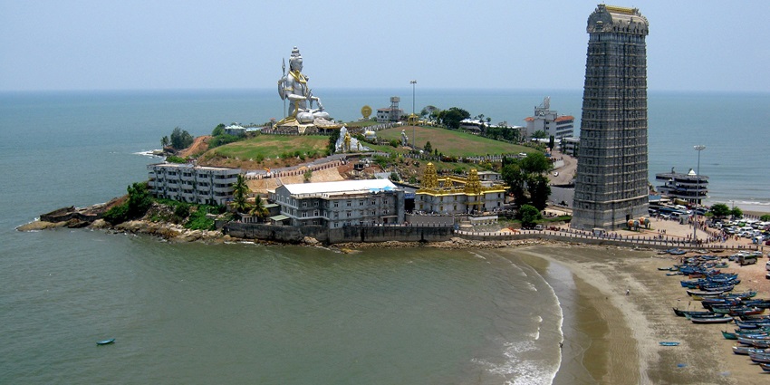 Murudeshwar Beach, one of the best places to visit in Murudeshwar with stunning views