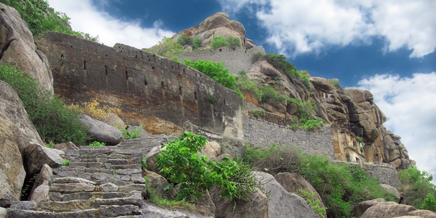 An image of historic Murudeshwar Fort overlooking the Arabian Sea, near the iconic Shiva statue.