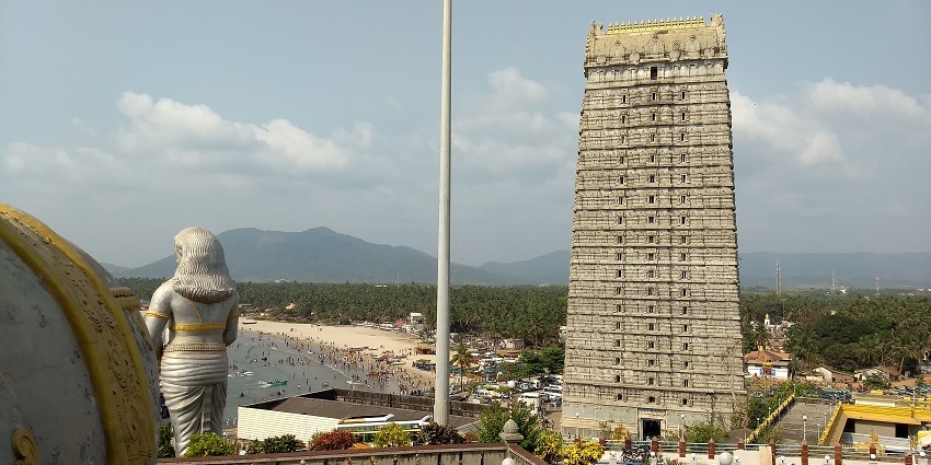 Wide view of the stunning Murudeshwar Temple, a top tourist attraction in Uttara Kannada.