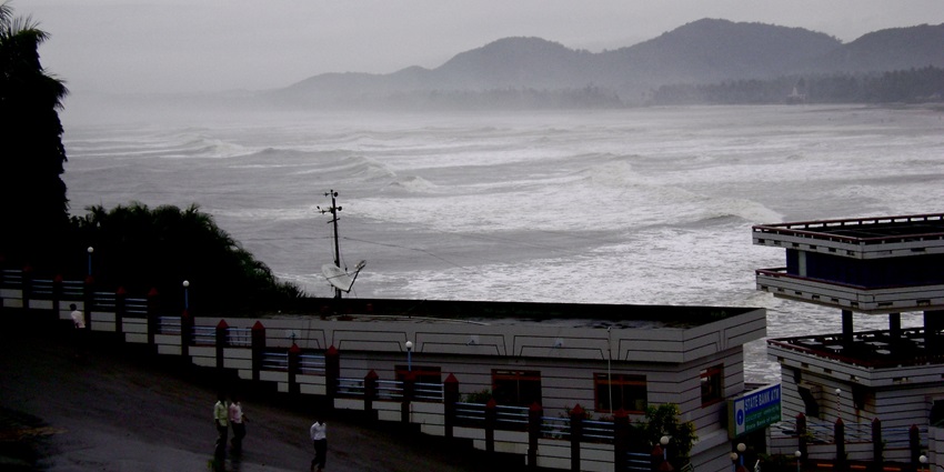 Murudeshwar, surrounded by beaches and hills should be on your must visit list