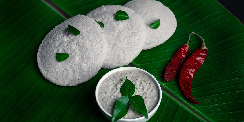 Popular street food in Chennai features soft idlis with delicious chutneys