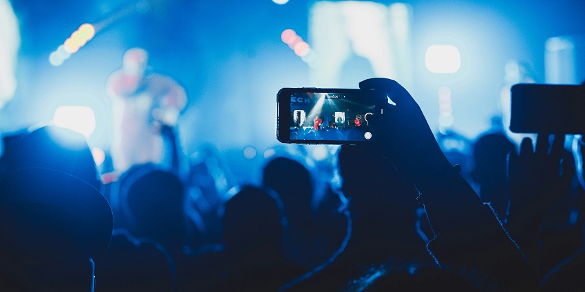 Live performance adding to the vibrant and colorful nightlife in South Goa