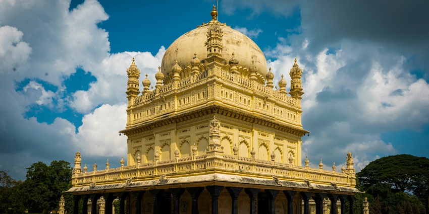 Places to visit in Karnataka for couples include Mysore, the city with stunning palaces.