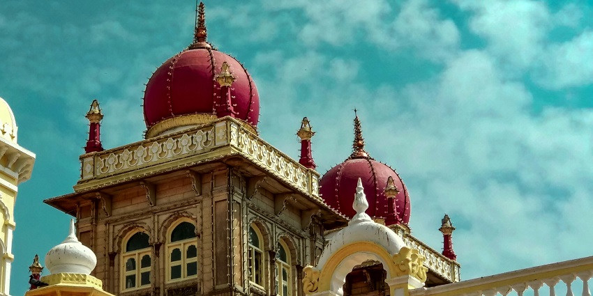 A glimpse of a vibrantly coloured mosque, a famous spiritual attraction in Karnataka.