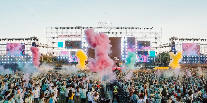 A vibrant crowd enjoying performances at one of the top Mumbai music festivals.