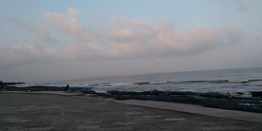 An image of the scenic Nagav Beach, one of the beautiful beaches in Navi Mumbai.