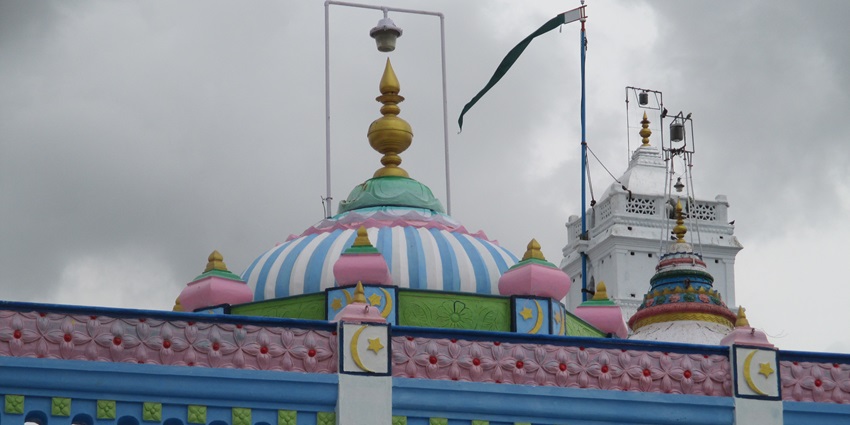 A scenic view of the renowned Nagore Dargah, a spiritual attraction in Tamil Nadu.