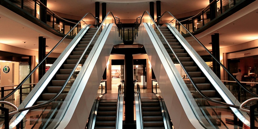 Enjoy high-end shopping and entertainment at one of the best shopping malls in Dadar.