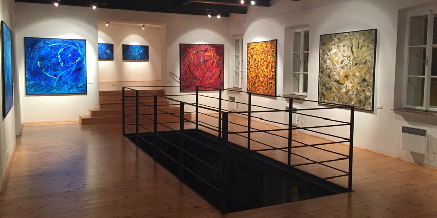 Nalanda Art Gallery, one of the famous art galleries in Nagpur is known for its classic art collections