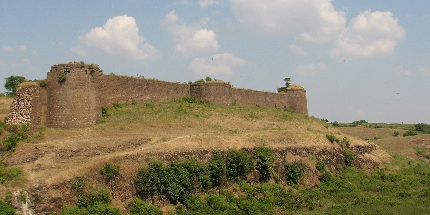 A view of Naldurg Fort, showcasing its ancient walls, one of the best places near Udgir Fort.
