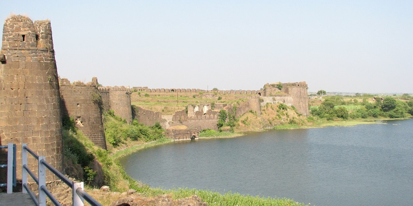 Inner reservoir at Naldurg Fort with historic fortifications, a famous place near Dharashiv Caves.