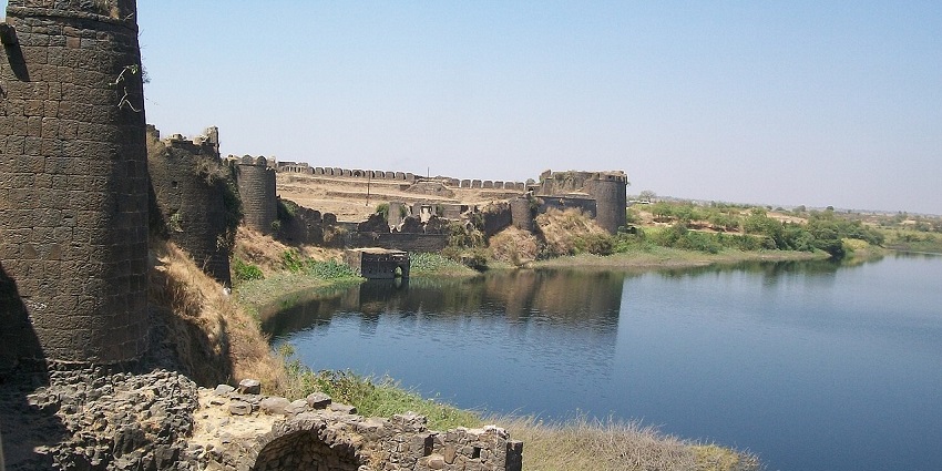 Scenic view of the Naldurg Fort with the ocean waves crashing at the tall walls
